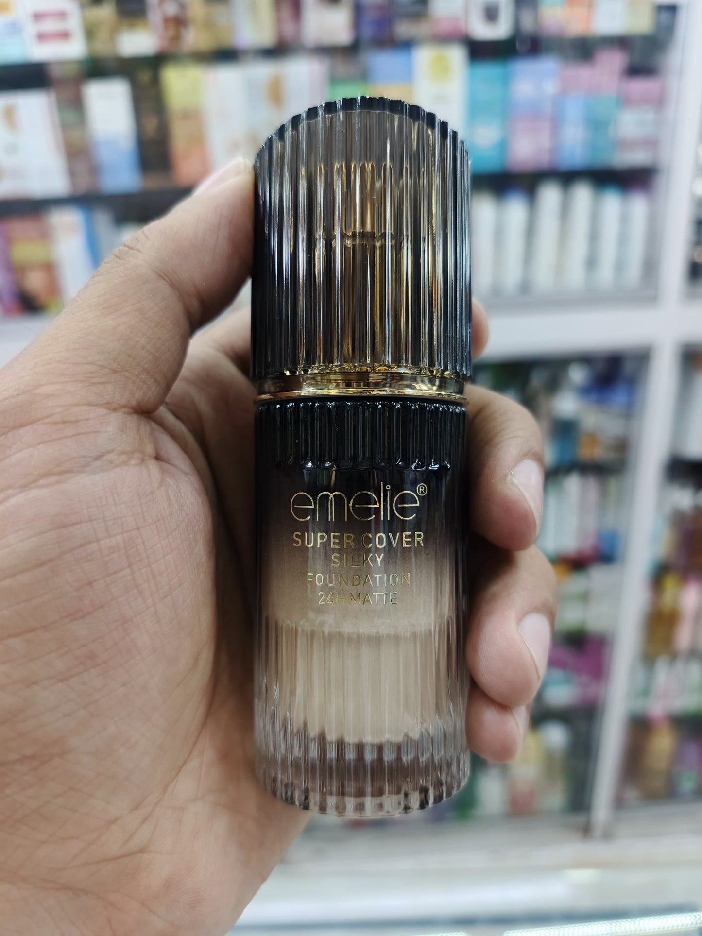Emelie, super cover silky foundation 25H matte